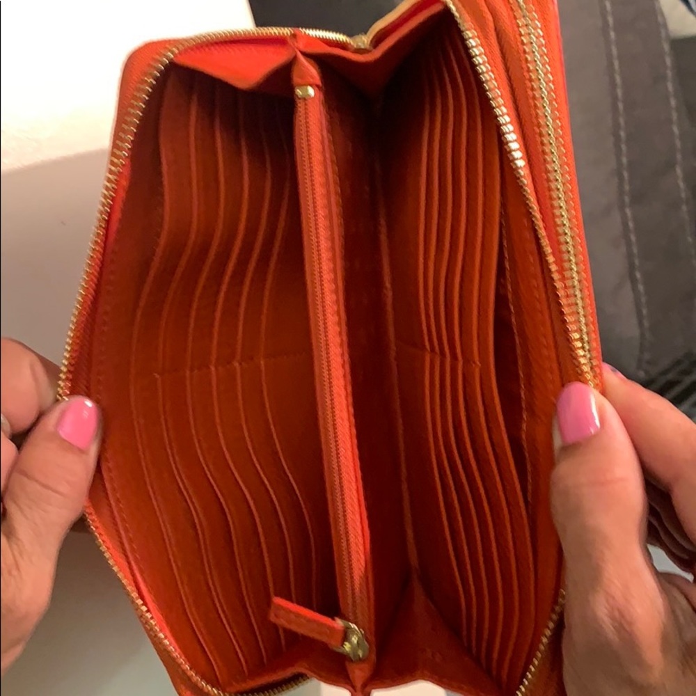 Tory Burch Poppy Clutch Wallet. - Picture 5 of 6